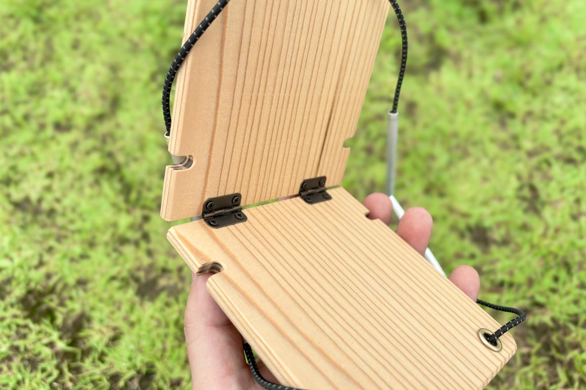 スマホの約半分の軽さで、手のひらサイズの木製テーブル。このギミック