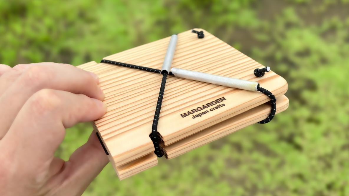 スマホの約半分の軽さで、手のひらサイズの木製テーブル。このギミック