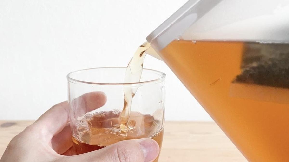 看似容量不大,卻可以裝下2L的飲品!日本山崎YAMAZAKI「TOWER帶手柄冷水壺」能輕鬆放進冰箱側門,是今夏不可或缺的理想水壺! 看似容量不大,卻可以裝下2L的飲品!日本山崎YAMAZAKI「TOWER帶手柄冷水壺」能輕鬆放進冰箱側門,是今夏不可或缺的理想水壺!
