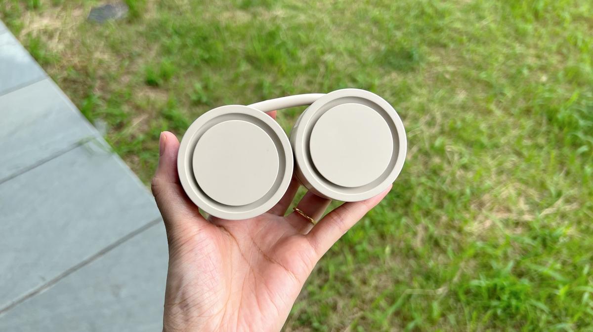 這個看起來像耳機的東西是什麼? ViSSKO「頸掛風扇」讓夏天出門變得舒服多了 這個看起來像耳機的東西是什麼? ViSSKO「頸掛風扇」讓夏天出門變得舒服多了