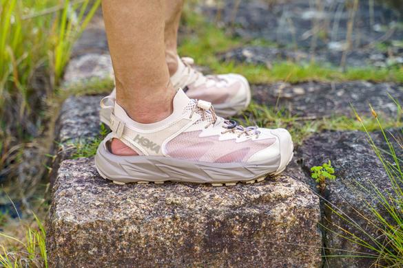 HOKAのHOPARA2、スニーカーのようなフィット感と履き心地が最高すぎる 