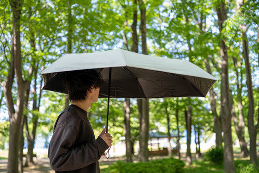 影が大きくて涼しい！ 「KAGE＋」は夏の日差しにも雨にも役立つ