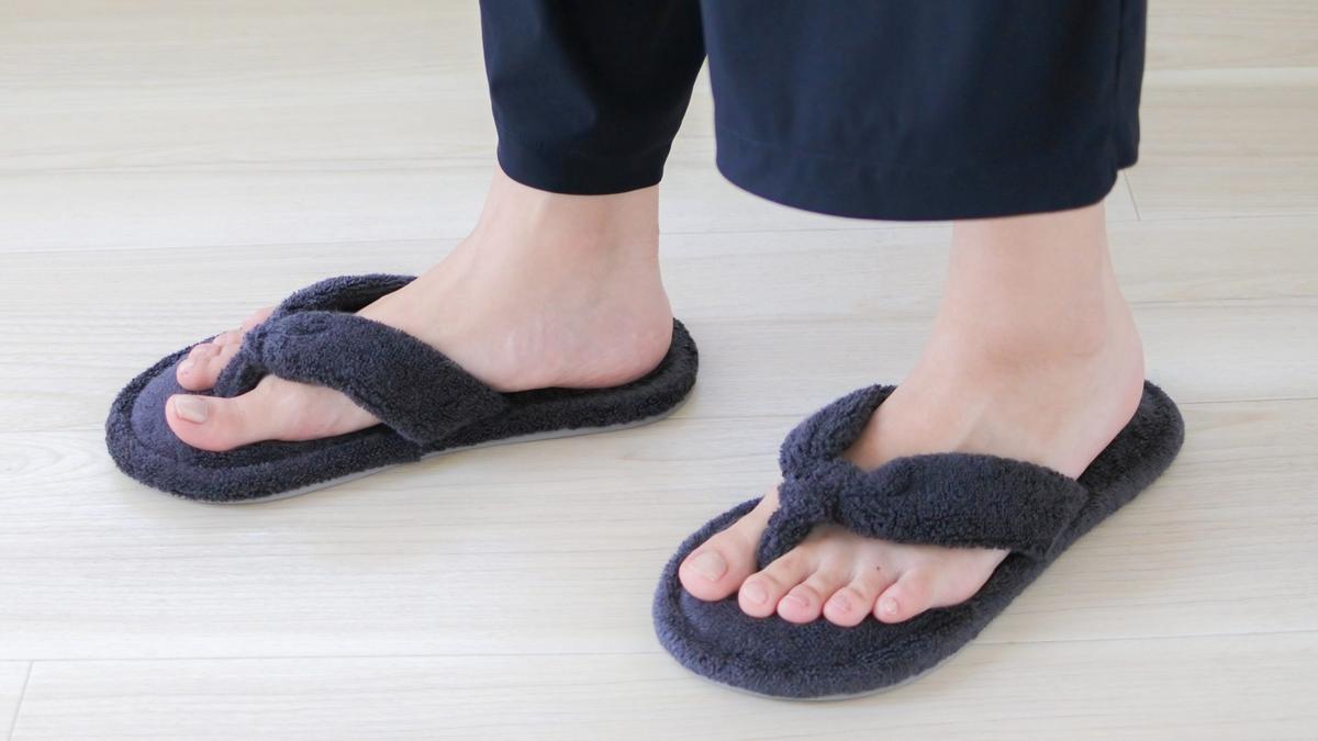 即使在夏天也能舒適穿著!日本無印良品限定商品「可水洗暖纖毛室內前開拖鞋」夾腳設計柔軟適足,可機洗的材質讓清潔更容易了! 即使在夏天也能舒適穿著!日本無印良品限定商品「可水洗暖纖毛室內前開拖鞋」夾腳設計柔軟適足,可機洗的材質讓清潔更容易了!