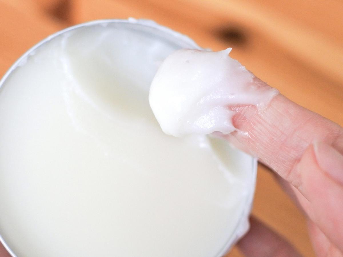 7NaNatural 「クレンジングバーム hozuri」 さくらんぼ大をすくいあげる