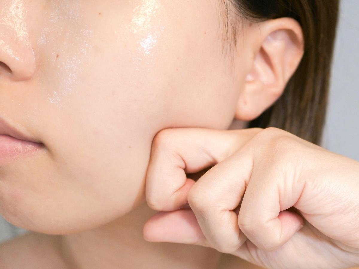 クレンジングバームでマッサージしている様子