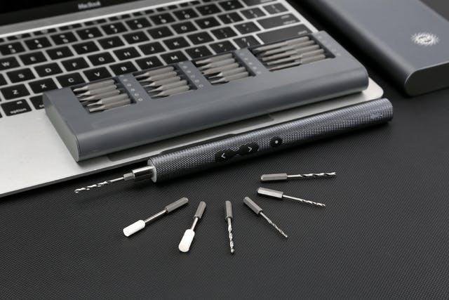 1セットあれば便利かも。穴あけや研磨もできる精密電動ドライバー