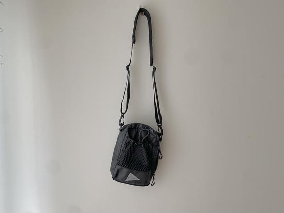 アンドワンダーのショルダーポーチがマイボトル持ち歩きづらい問題を