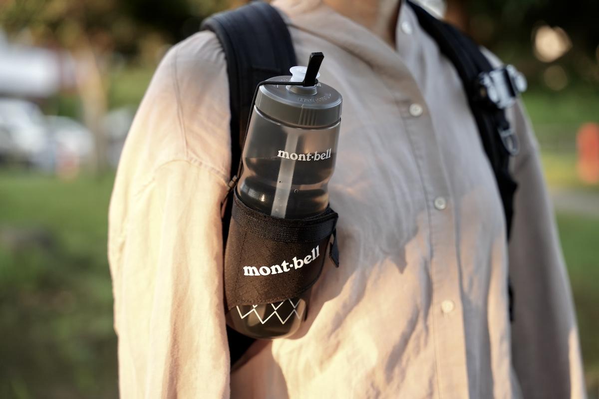 登山、行走時免開包也能輕鬆補充水分！mont-bell「可調節瓶架」掛於背包外方便隨取飲用