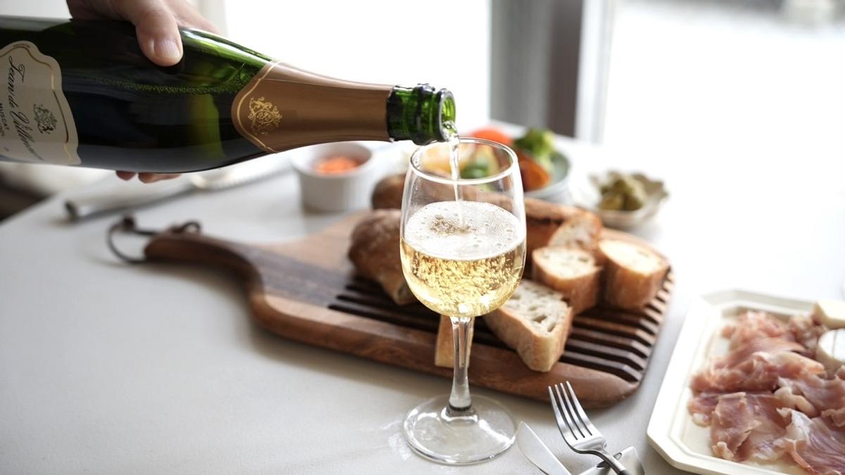 不喝酒精但還是想要小酌時的首選!「Jean de Villeneuve 無酒精氣泡酒」優質麝香葡萄釀造、果香馥郁,佐餐絕配 不喝酒精但還是想要小酌時的首選!「Jean de Villeneuve 無酒精氣泡酒」優質麝香葡萄釀造、果香馥郁,佐餐絕配
