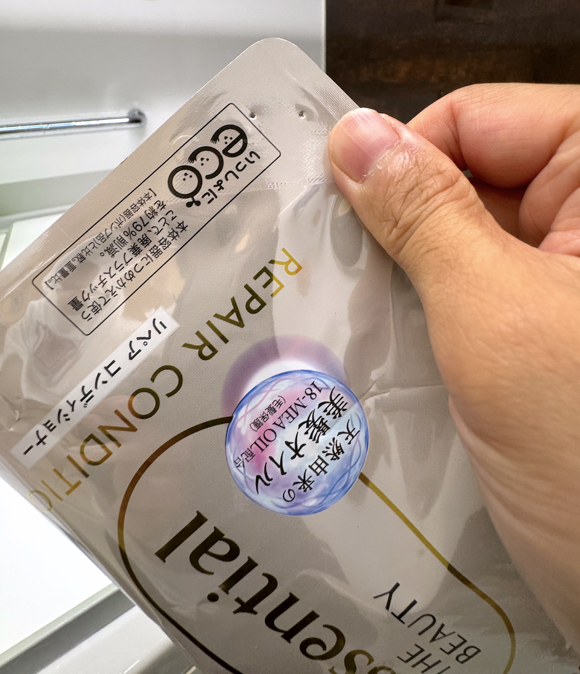 一度ホルダーを装着して外すと2つの穴が空いている