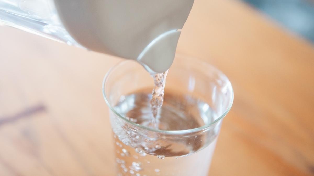 淨水壺該怎麼選？無印良品「壓克力濾水壺」開箱，輕量設計＋簡約風格實測！