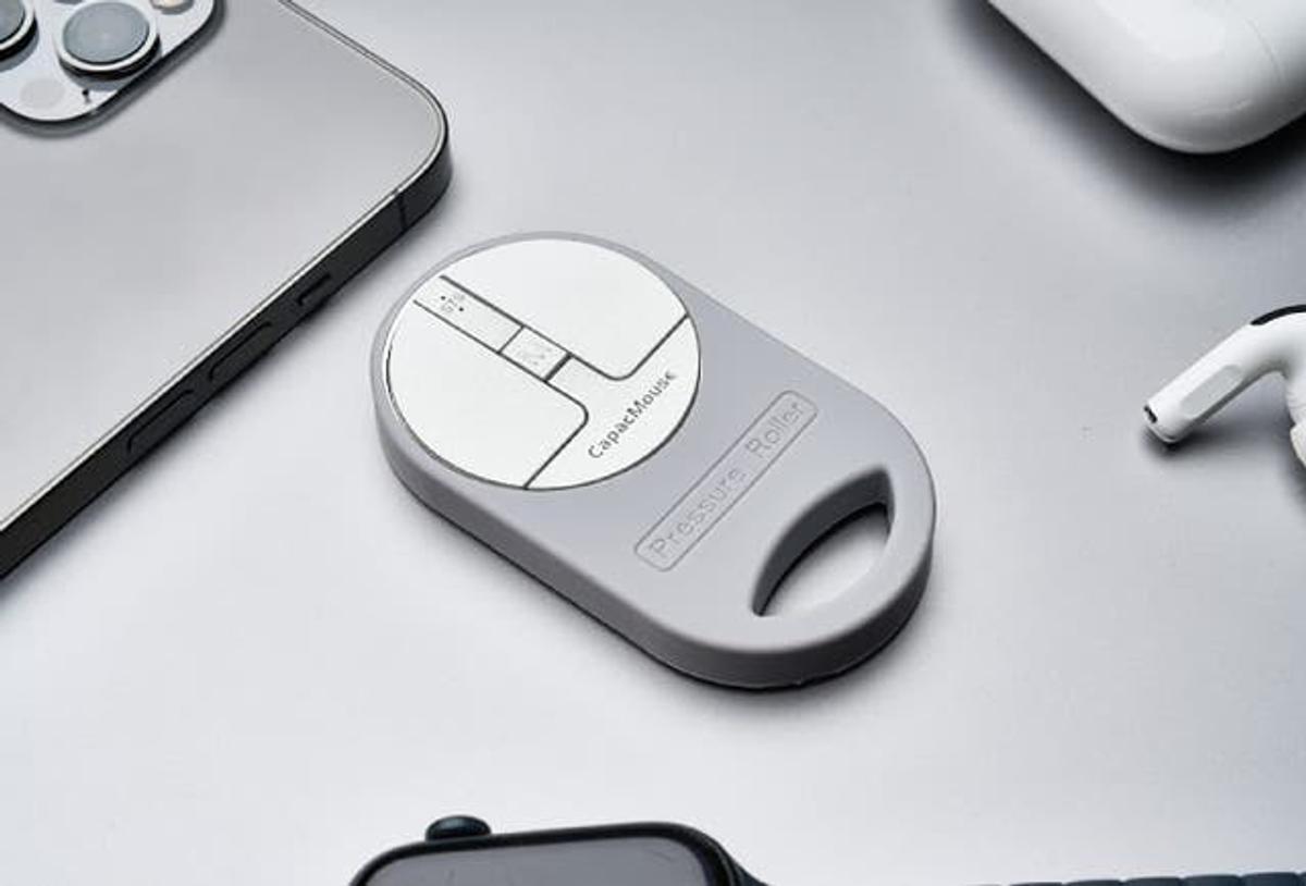 小さいけど高い操作性を実現。ポケットで持ち運べるコインサイズの「キャパックマウスNEO」 | ROOMIE（ルーミー）