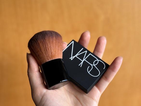 ETVOSの「カブキブラシ」がこんなに便利とは。メイク直しの必需品だよ 