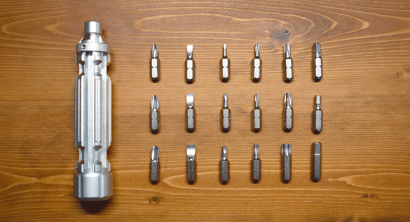 ペン立てにも収納OK！ 18ビット内蔵のマルチドライバー「SYMTIK S1」が