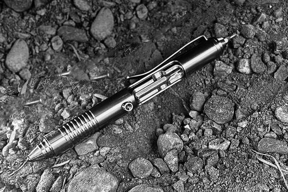 ペンと工具の二刀流！チタン製の万能ペンがあれば「ドライバーどこ