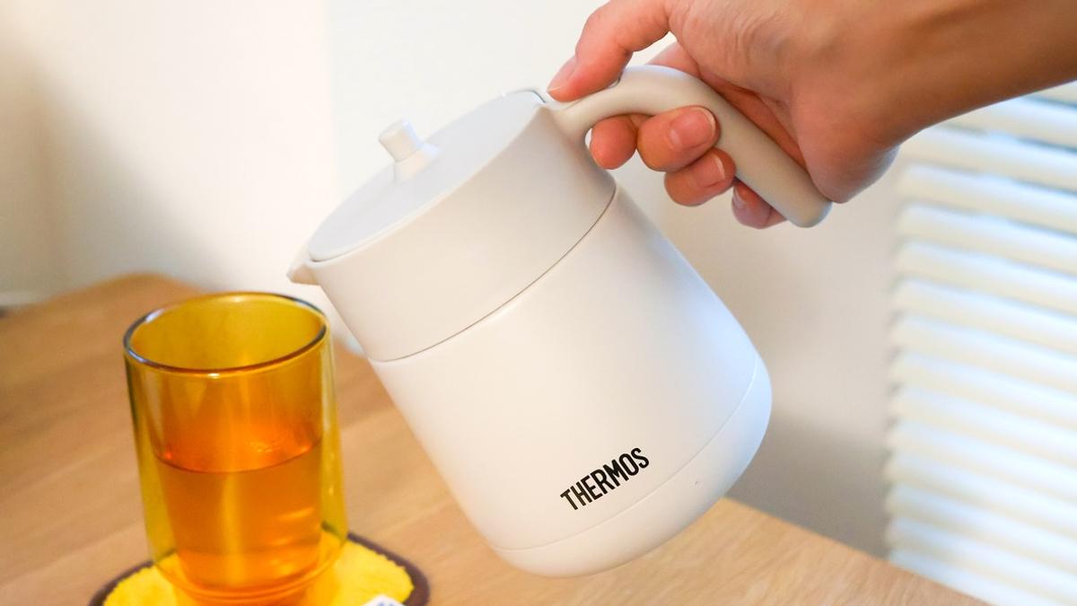 THERMOS 膳魔師「真空隔熱桌上型保溫壺」解決了泡好茶後很快就冷掉的問題！清潔方便超實用