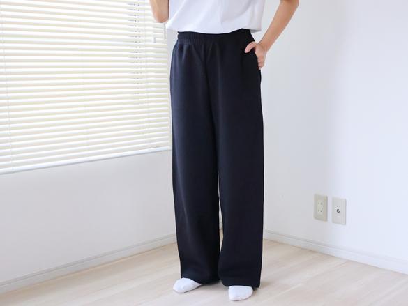 ユニクロCの「スウェットワイドパンツ」、美シルエットでだる着に見え 