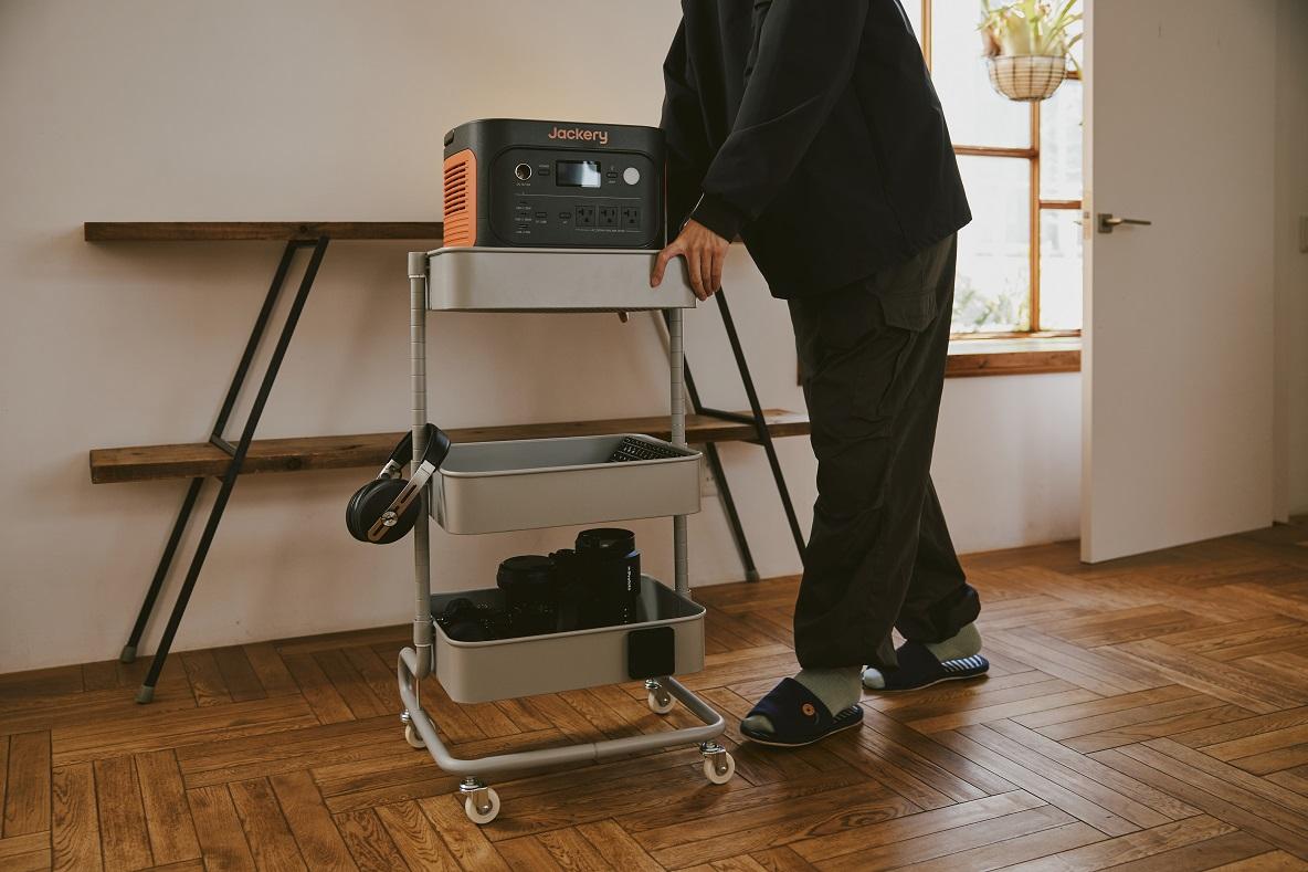 ROOMIEが提案する「大容量ポータブル電源 × キャスター付きワゴン」の