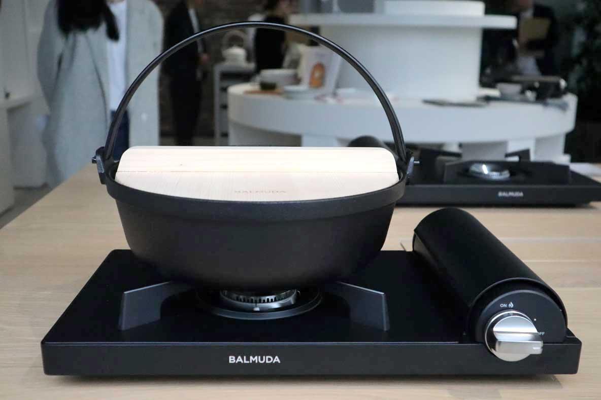 バルミューダの新作「卓上コンロ」「電気ポット」、見た目も機能