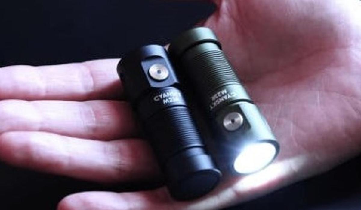 スマホより小さいのに1200ルーメン。この多機能ライトが防災