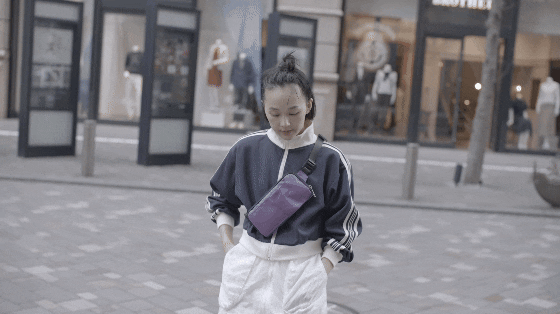 スマホや財布もサッと出し入れ。バックパックに便利なポケットが