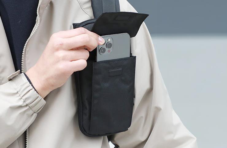 スマホや財布もサッと出し入れ。バックパックに便利なポケットが