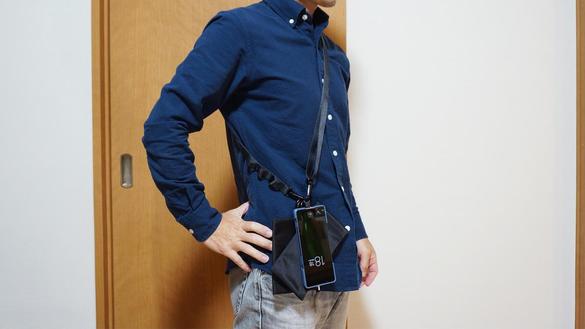 バッグは使わず、ぶら下げるのがラク！サッシュコードがあればスマホ