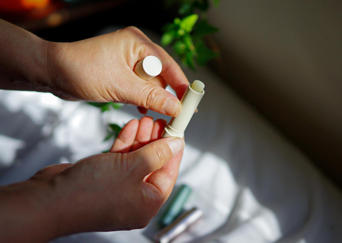 冷氣房嘴唇總是乾?Fresh 黃糖潤唇膏一抹鎖水、持久潤色不黏膩! 冷氣房嘴唇總是乾?Fresh 黃糖潤唇膏一抹鎖水、持久潤色不黏膩!