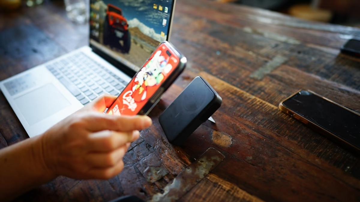 Anker 的磁吸無線行動電源不但能充電,還能當作手機支架,不論在家或外出皆適合使用 Anker 的磁吸無線行動電源不但能充電,還能當作手機支架,不論在家或外出皆適合使用