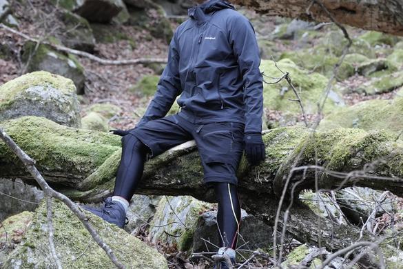 モンベルの「ノマドパーカ」を愛用中。 寒い時期のハイキングと電車  