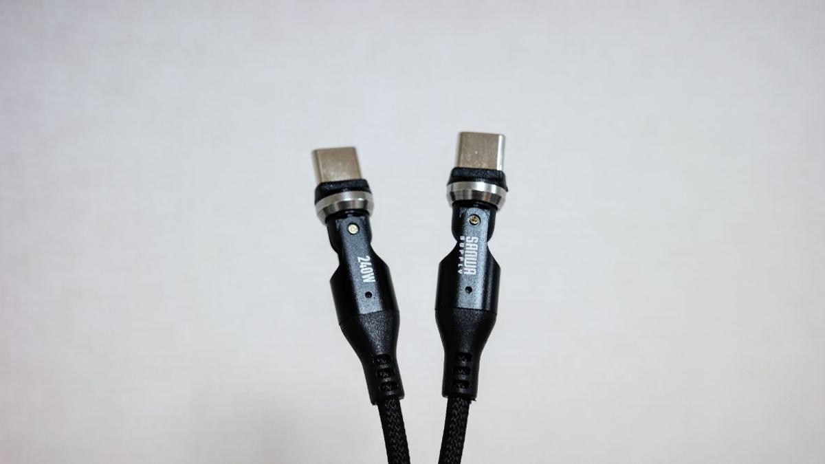 邊充電邊使用手機也沒問題!這條「USB Type-C充電線」全方位可旋轉的接頭設計,讓充電位置變得無比彈性 邊充電邊使用手機也沒問題!這條「USB Type-C充電線」全方位可旋轉的接頭設計,讓充電位置變得無比彈性