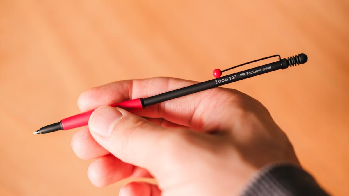 日本TOMBOW「ZOOM 707 0.5mm原子筆」筆桿纖細、絲滑筆觸,讓隨手筆記變得順手無比 日本TOMBOW「ZOOM 707 0.5mm原子筆」筆桿纖細、絲滑筆觸,讓隨手筆記變得順手無比