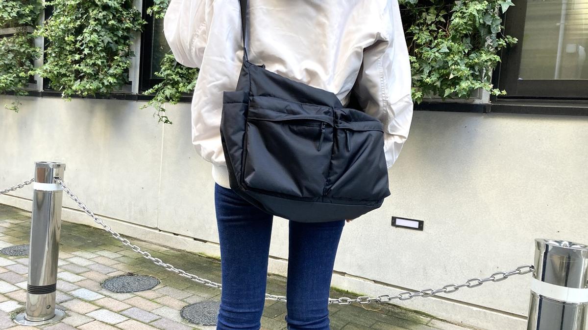 UNIQLO的「多口袋肩背包」正是我長久以來尋找的!尼龍材質輕巧耐用,多口袋設計取放物品超順手 UNIQLO的「多口袋肩背包」正是我長久以來尋找的!尼龍材質輕巧耐用,多口袋設計取放物品超順手