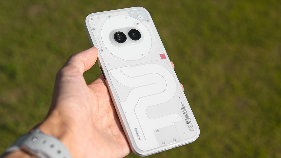 話題の「Nothing Phone (2a)」が、いまなら4万円以下で買える 話題の「Nothing Phone (2a)」が、いまなら4万円以下で買える
