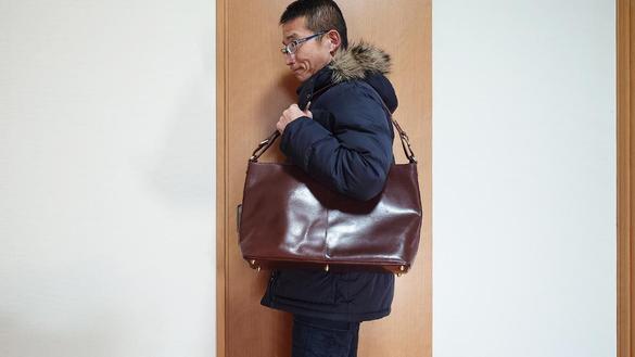 肩からズリ落ちない大容量バッグ。ボディバッグとトートバッグの良い 