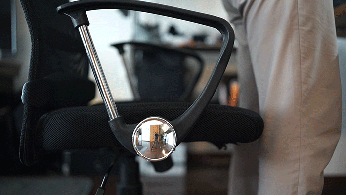 長時間椅子に座る人にオススメ。「ZABUSHION」を置けばいつもの椅子が