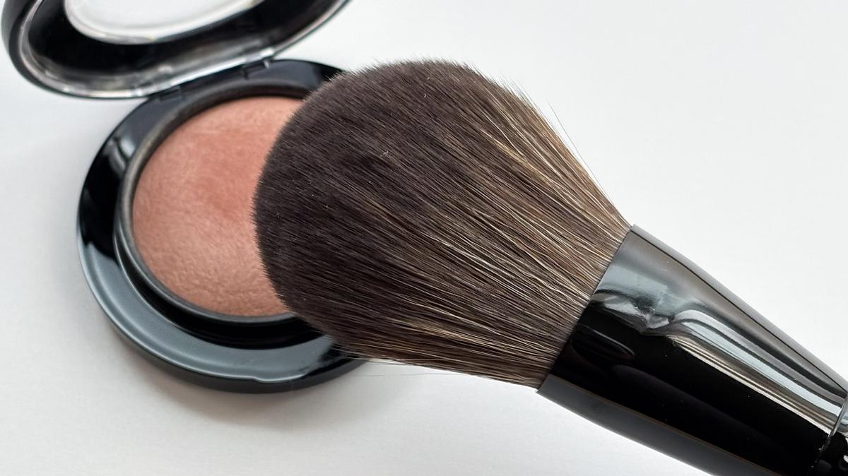 難怪上架即缺貨!Rosy Rosa「Powder Brush EX蜜粉刷」刷毛細緻柔軟,取粉均勻上妝不易失手 難怪上架即缺貨!Rosy Rosa「Powder Brush EX蜜粉刷」刷毛細緻柔軟,取粉均勻上妝不易失手