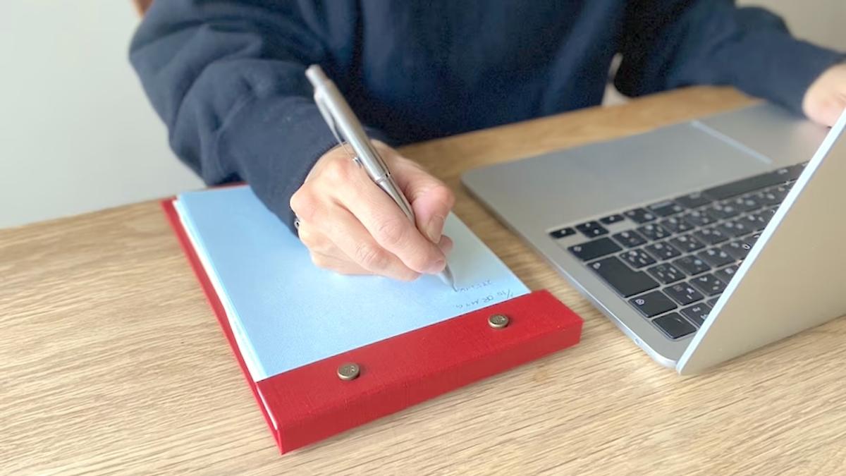 一本搞定所有筆記!POSTALCO「Snap Pad A5 活頁筆記本」可補充紙張,靈活高效,站著書寫也超穩定! 一本搞定所有筆記!POSTALCO「Snap Pad A5 活頁筆記本」可補充紙張,靈活高效,站著書寫也超穩定!