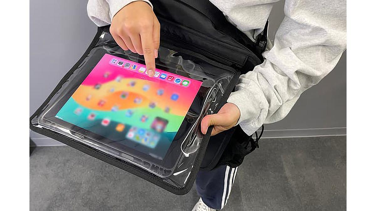 ビジネスバッグになります。タブレットと、筆記用具だけ入れて、おでかけください ビジネスバッグになります。タブレットと、筆記用具だけ入れて