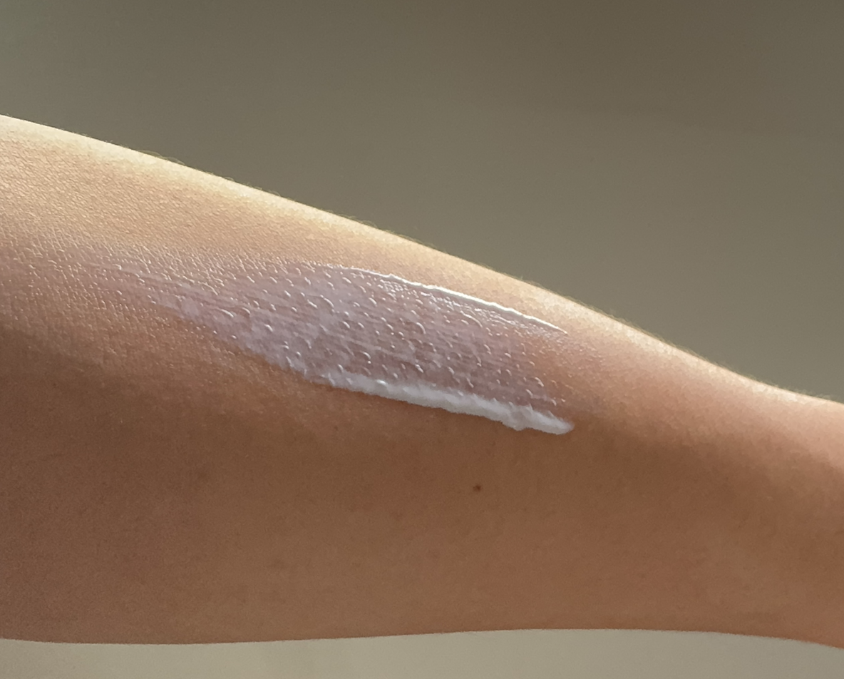 ベルディオ UVマイルドジェルを腕に塗って伸ばした様