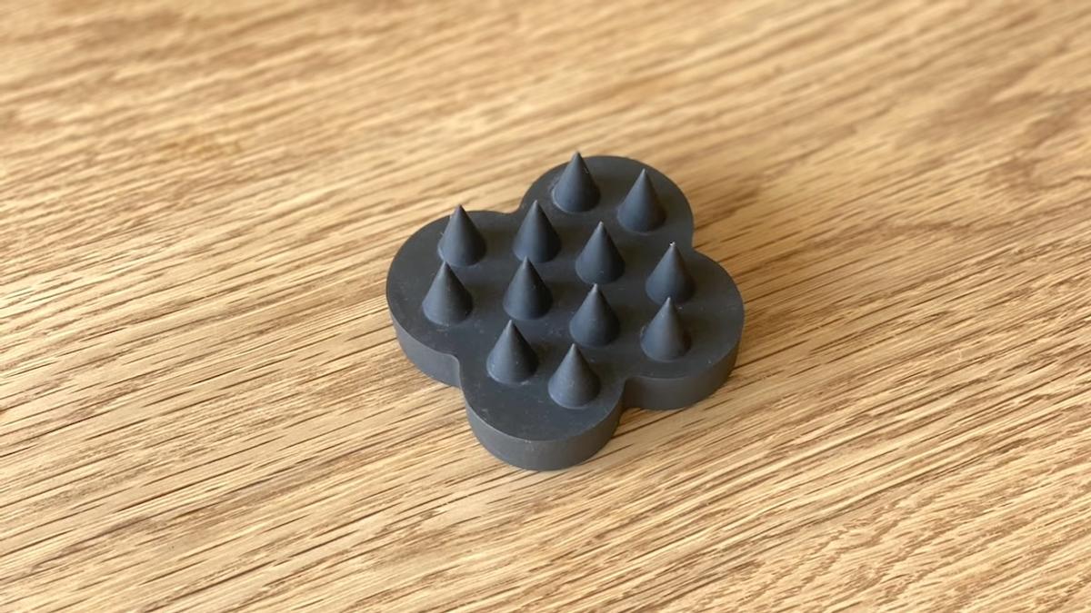 使用日本uka 「舒活頭皮按摩刷」釋放頭皮壓力，幫助頭皮排毒