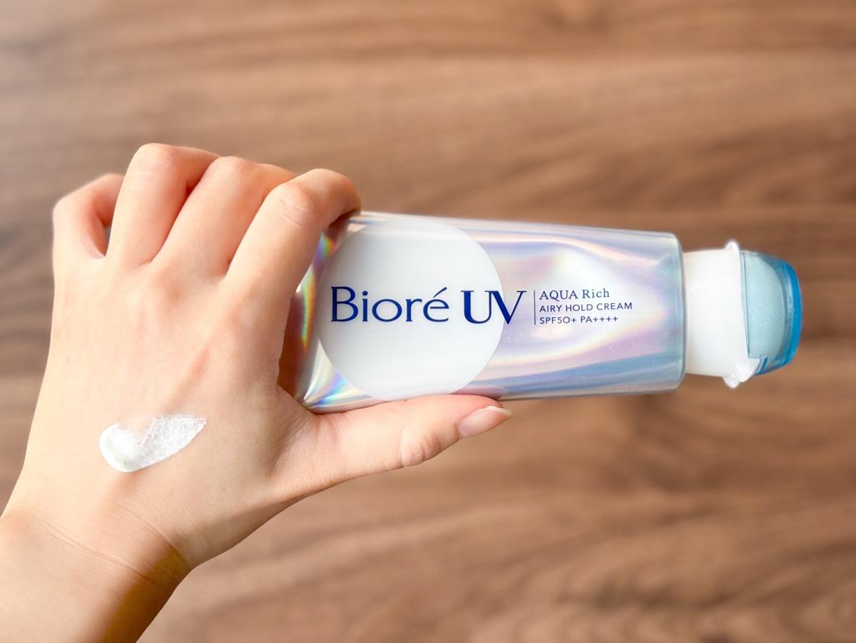 ビオレUV「呼吸感UV」を手に持った様子