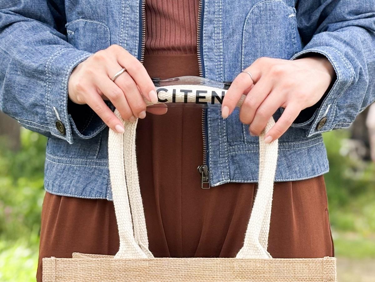 CITEN「バッグハンドルカバー」を装着したバッグを手に持つ様子