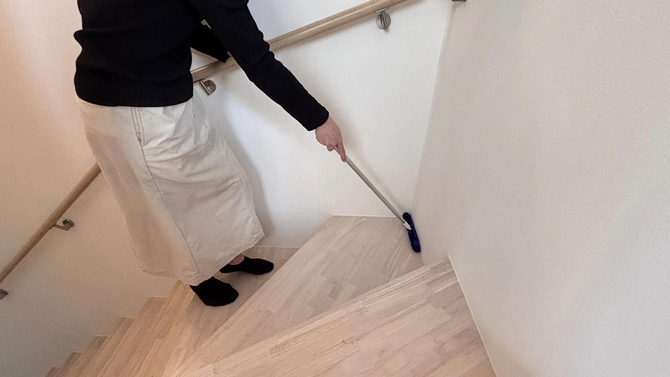 気づいたら溜まってるホコリ。激落ちくんの「使い捨てないワイパー」で、床掃除のハードルが下がった