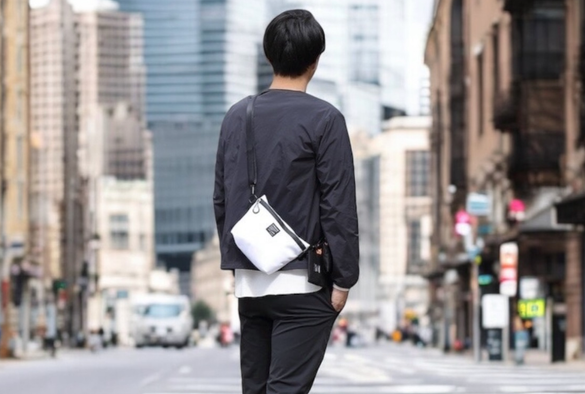 江戸消防 第六區三番組 高級千代掛け 斜めがけポーチ サコッシュ スマホ 小物入 手ぶら派”に嬉しいサコッシュバッグが大活躍。財布・スマホ・鍵も