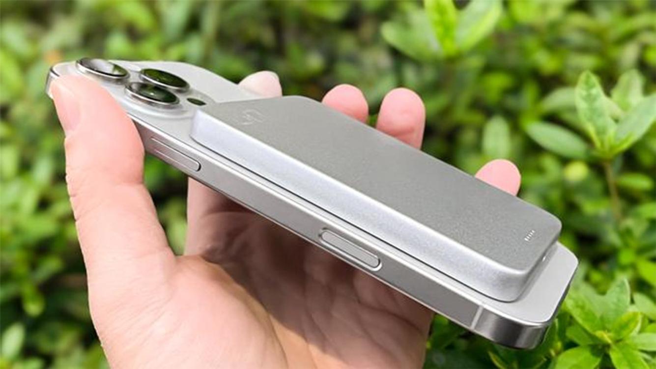 プチお出かけにはコレがあればOK！iPhone 16 Pro Maxと同じ厚さの極薄ワイヤレスモバイルバッテリー