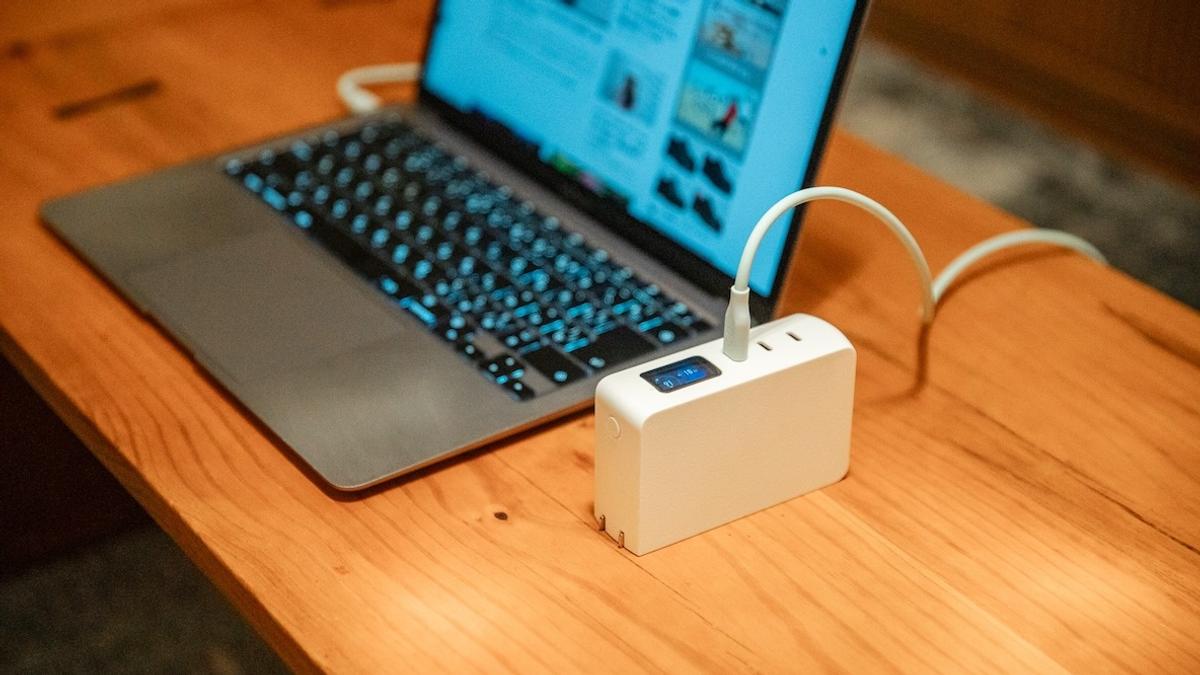 CIO的「SMARTCOBY Pro PLUG II 充電器」既是充電器也是行動電源,能快速替手邊的眾多3C產品充電 CIO的「SMARTCOBY Pro PLUG II 充電器」既是充電器也是行動電源,能快速替手邊的眾多3C產品充電