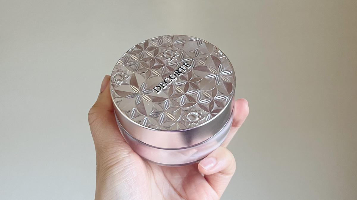 夏天您需要DECORTE黛珂「絲柔調光蜜粉」，不僅能打造完美自然妝容，而且也能防止臉部泛油光