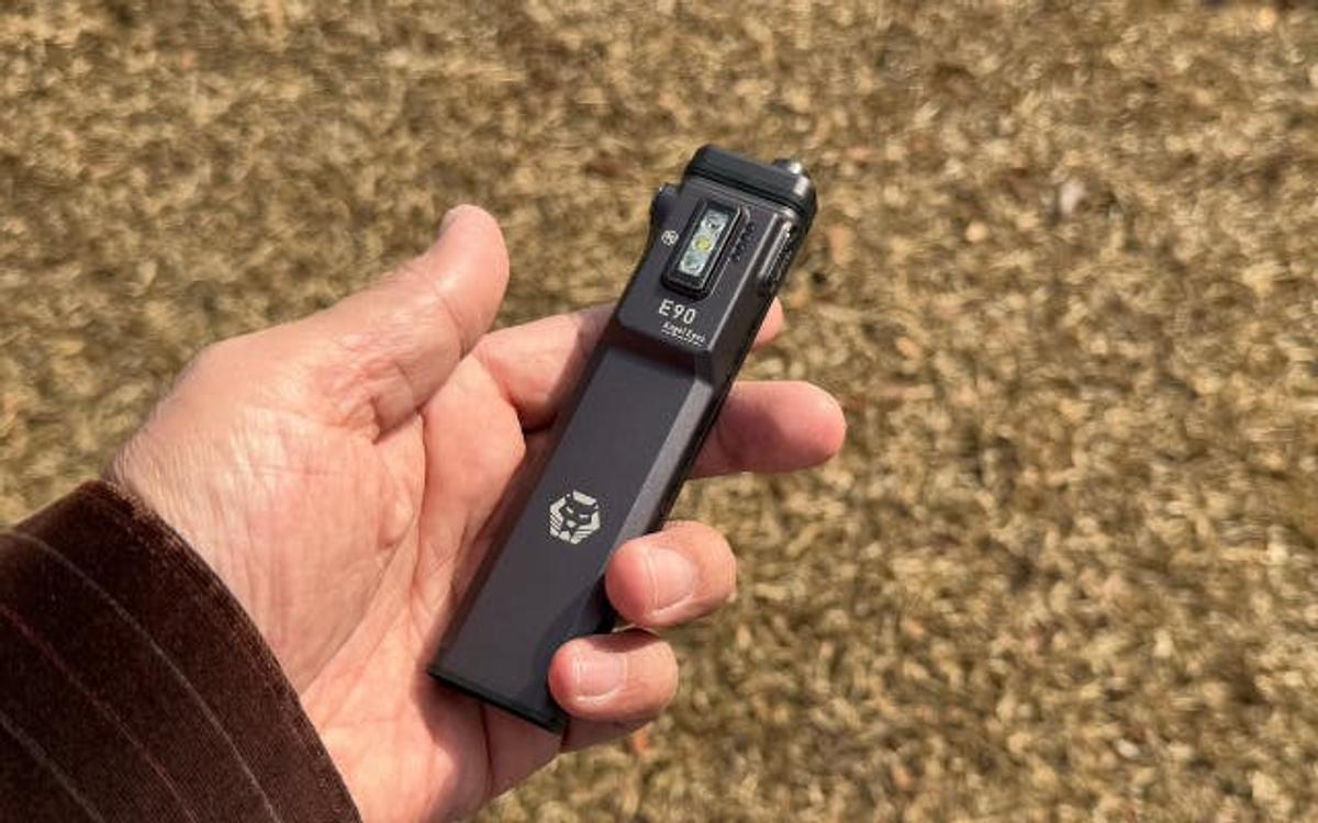 サイドライト、UV、センサーまで！ポケットサイズでも多才なライトが