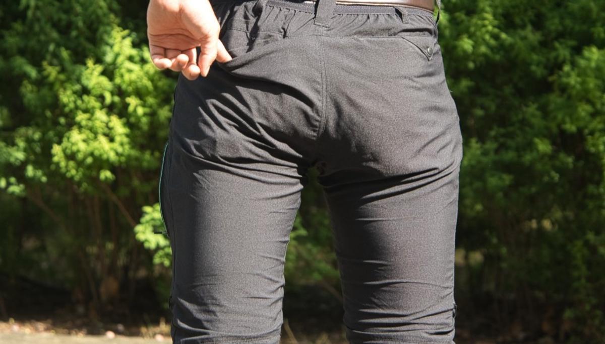 ワークマン「エックスシェルター暑熱クライミングパンツ」